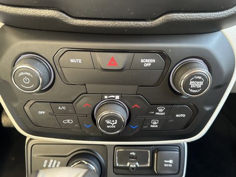 Used 2019 Jeep Renegade Latitude image 15