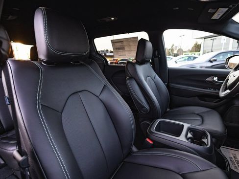 New 2026 Chrysler Pacifica Select FWD image 29