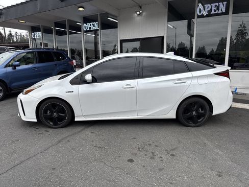 Used 2021 Toyota Prius FWD image 2