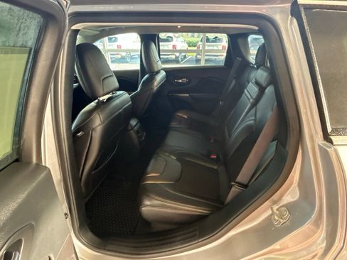 Used 2019 Jeep Cherokee Latitude Plus w/ Comfort/Convenience Group AWD/4WD image 12