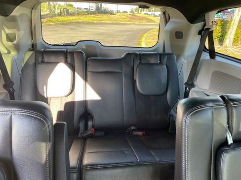 Used 2019 Dodge Grand Caravan SXT image 17