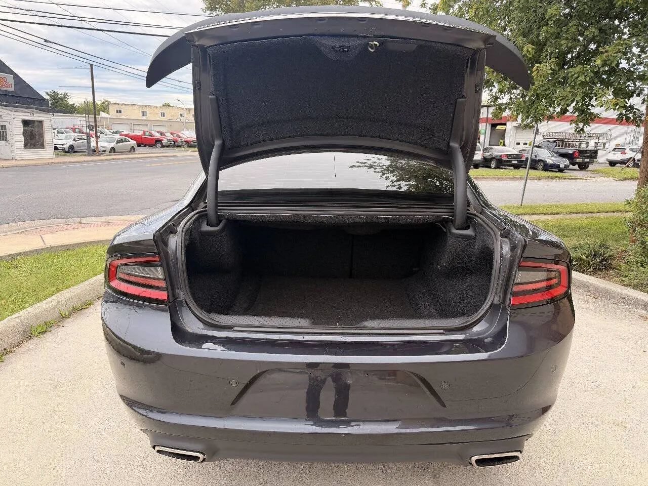 Used 2019 Dodge Charger SXT RWD image 9