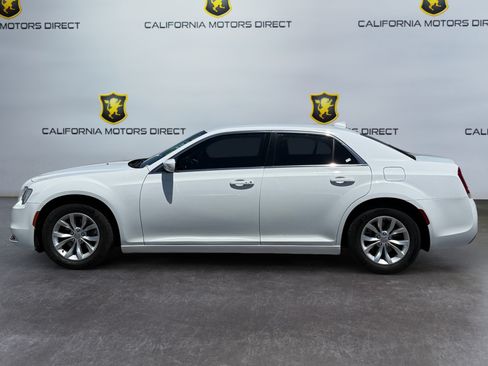 Used 2019 Chrysler 300 Touring RWD image 2