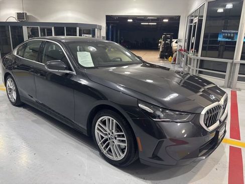 Used 2025 BMW 530i xDrive AWD/4WD image 4