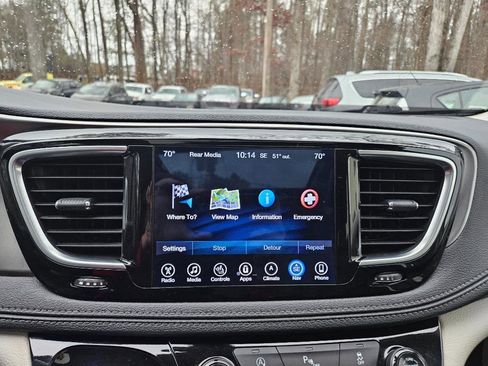 Used 2017 Chrysler Pacifica Limited image 27