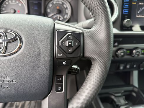 Used 2019 Toyota Tacoma TRD Off-Road image 11