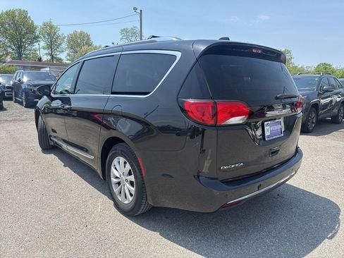 Used 2018 Chrysler Pacifica Touring-L FWD image 3