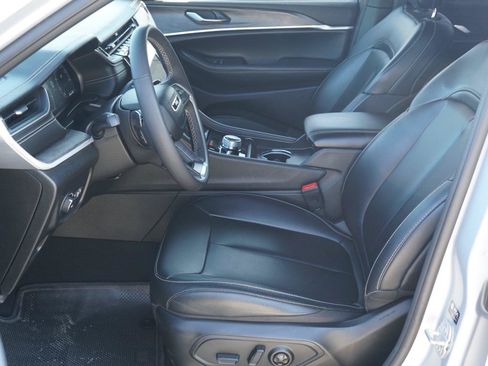 Used 2024 Jeep Grand Cherokee Limited w/ Black Appearance Package AWD/4WD image 9