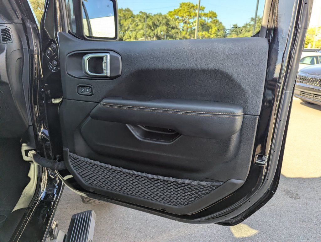Used 2023 Jeep Gladiator Overland AWD/4WD image 32