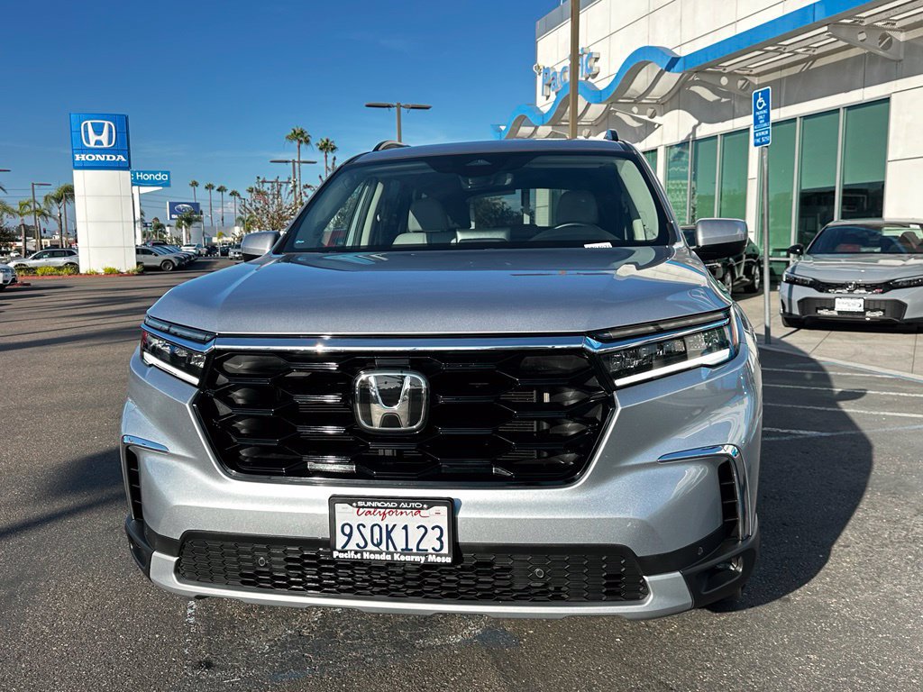 Used 2025 Honda Pilot Touring image 4