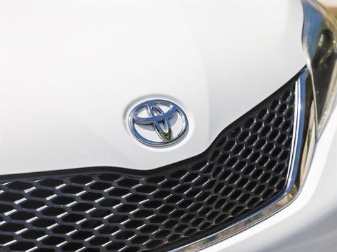 Used 2017 Toyota Sienna SE FWD image 11