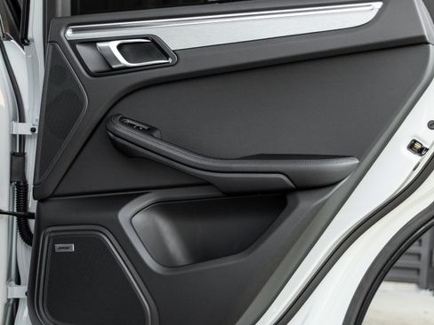Certified 2026 Porsche Macan AWD/4WD image 38