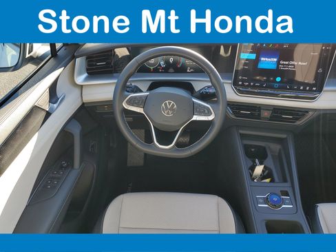 Used 2025 Volkswagen Tiguan SE image 17