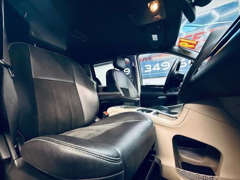 Used 2019 Dodge Grand Caravan SXT image 4