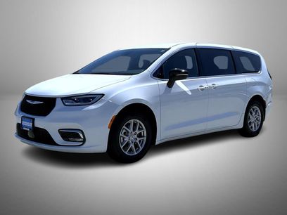 Used 2025 Chrysler Pacifica Select