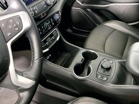 Used 2024 GMC Terrain SLT image 13