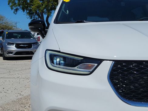 Used 2024 Chrysler Pacifica Touring-L image 7