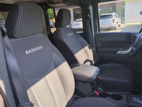 Used 2017 Jeep Wrangler Unlimited Sahara w/ Connectivity Group AWD/4WD image 24
