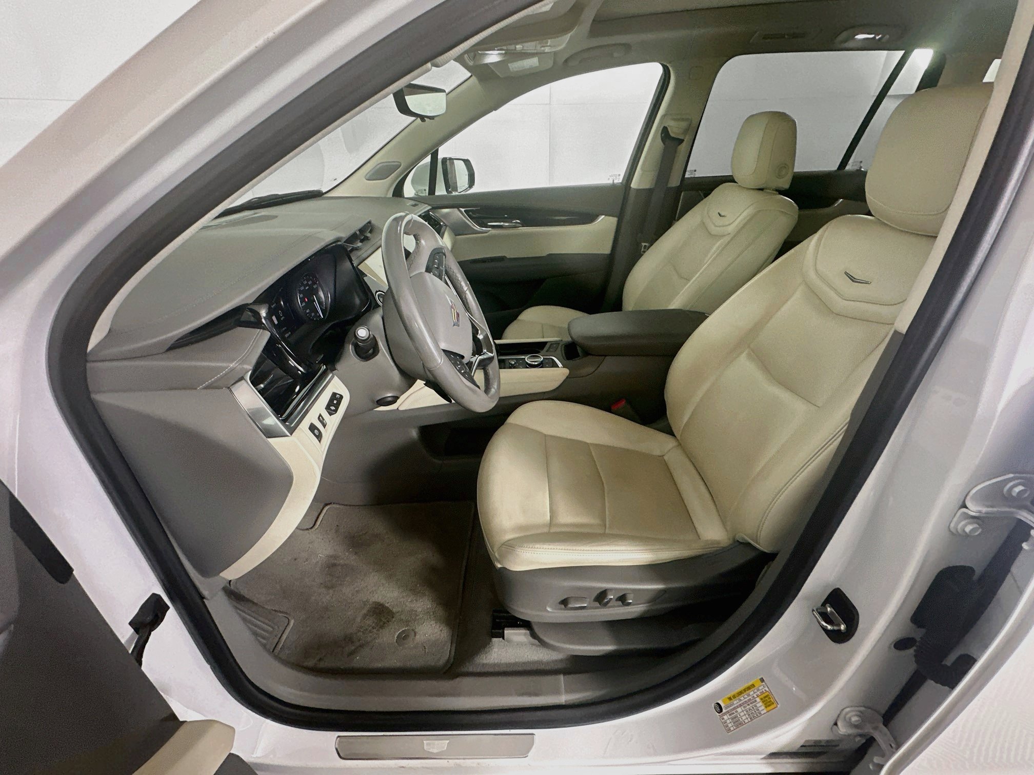 Used 2023 Cadillac XT6 Premium Luxury w/ Technology Package FWD image 13