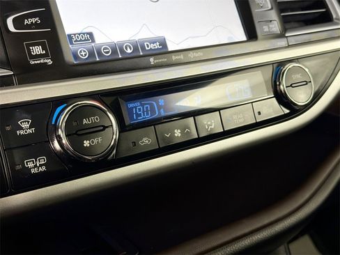 Used 2017 Toyota Highlander Limited image 15