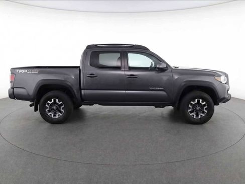 Used 2018 Toyota Tacoma TRD Off-Road AWD/4WD image 10