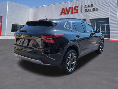 Used 2025 Chevrolet Trax LT w/ LT Convenience Package FWD image 6