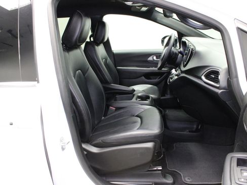 Used 2025 Chrysler Pacifica Select FWD image 14