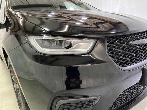 Used 2025 Chrysler Pacifica Limited image 5