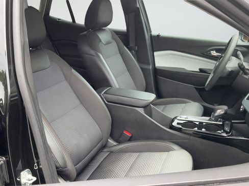Used 2025 Chevrolet Trax LT FWD image 20
