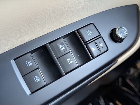 Used 2019 Toyota Highlander XLE FWD image 29