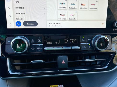 Used 2024 Toyota Highlander XLE image 12