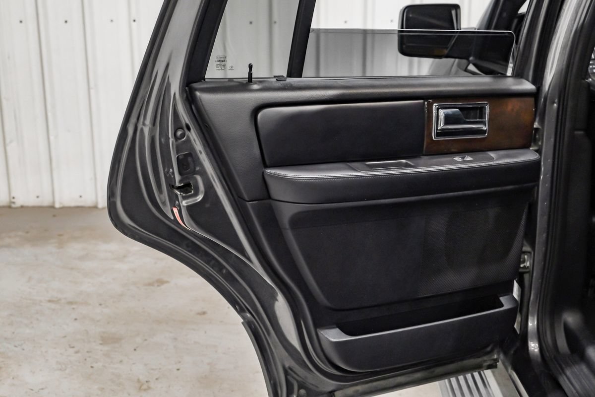 Used 2016 Lincoln Navigator Select RWD image 30