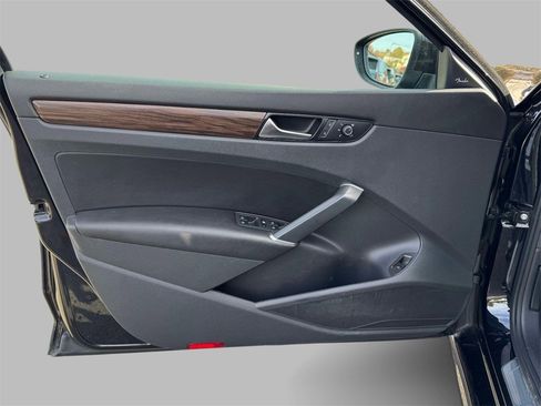 Used 2020 Volkswagen Passat 2.0T SEL image 19