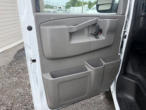 Used 2022 GMC Savana 2500 w/ Chrome Appearance Package RWD image 15
