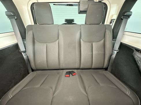 Used 2017 Jeep Wrangler Sahara w/ Connectivity Group AWD/4WD image 13