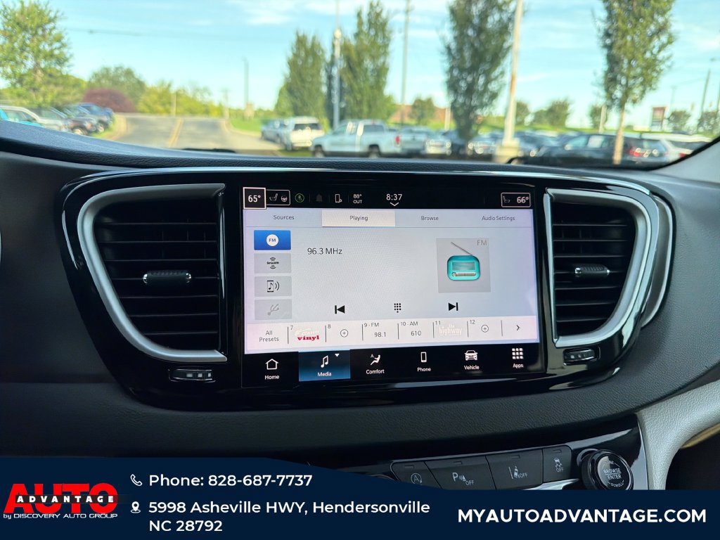 Used 2024 Chrysler Pacifica Touring-L FWD image 16