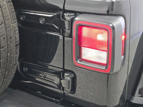 Used 2023 Jeep Wrangler Unlimited Sahara AWD/4WD image 13
