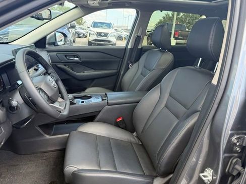 Used 2025 Nissan Rogue SL w/ Tech Package image 31