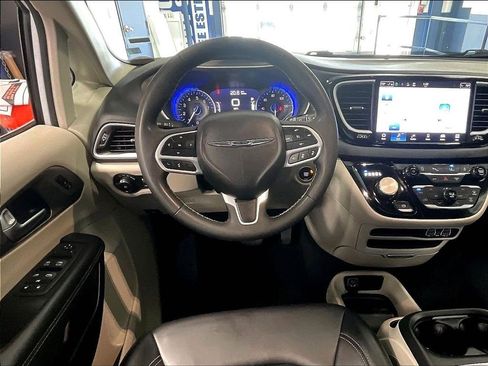 Used 2023 Chrysler Pacifica Touring-L FWD image 18