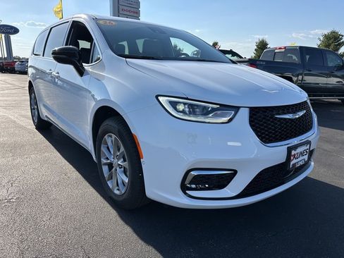 New 2026 Chrysler Pacifica Select image 2