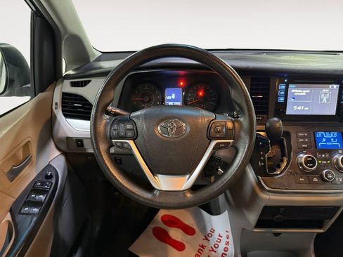 Used 2017 Toyota Sienna LE FWD image 19