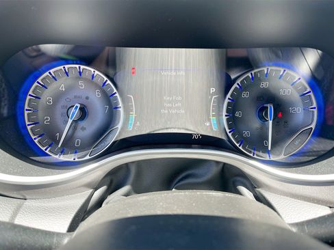 Used 2024 Chrysler Pacifica Touring-L FWD image 12