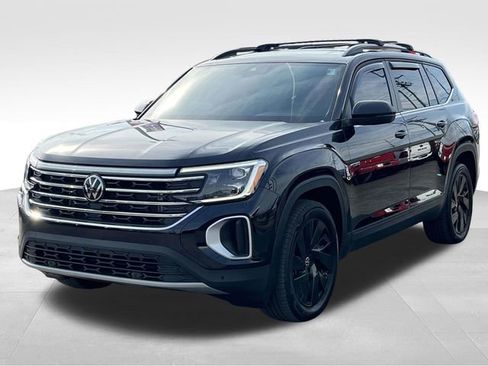 Used 2024 Volkswagen Atlas SE w/ Panoramic Sunroof Package image 3