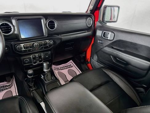 Used 2019 Jeep Wrangler Unlimited Sahara w/ Uconnect 4C Nav & Sound Group AWD/4WD image 23
