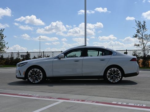 Certified 2024 BMW 530i w/ Premium Package RWD image 6