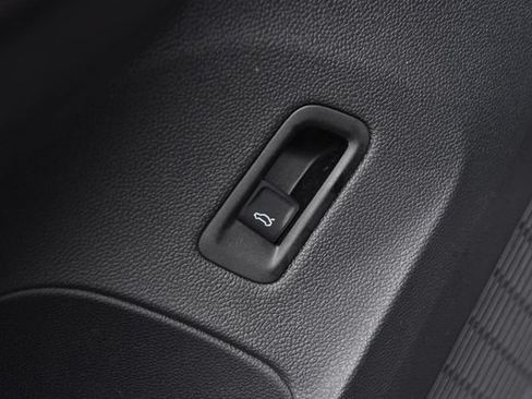 Used 2025 Volkswagen Atlas Cross Sport SE w/ Panoramic Sunroof Package FWD image 9