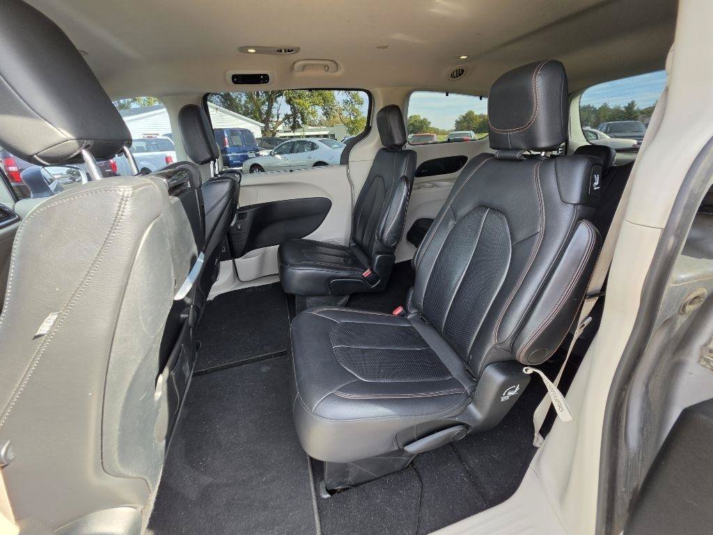 Used 2017 Chrysler Pacifica Touring-L Plus w/ Tire & Wheel Group FWD image 17