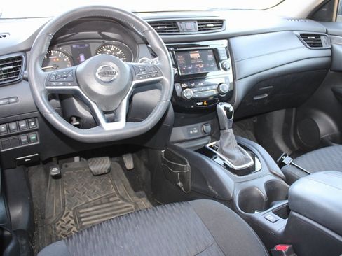 Used 2019 Nissan Rogue SV image 4