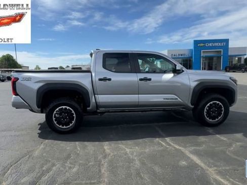 Used 2025 Toyota Tacoma TRD Off-Road AWD/4WD image 9