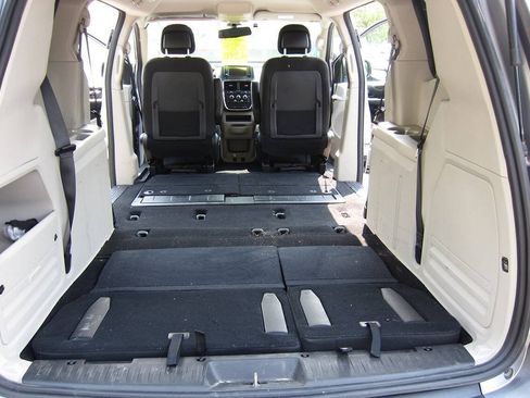 Used 2019 Dodge Grand Caravan SE FWD image 15